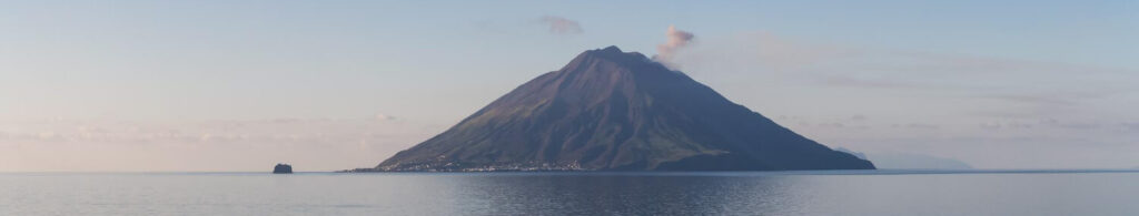 isola-di-stromboli-con-un-vulcano-attivo-nel-mar-tirreno-panorama-sullo-sfondo-della-natura-italiana
